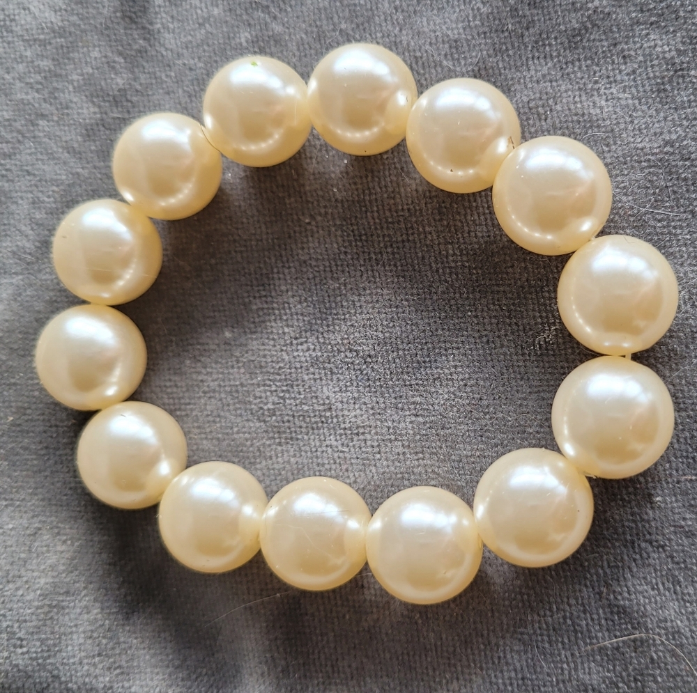 🌼2/$12 Chunky faux pearl stretch bracelet